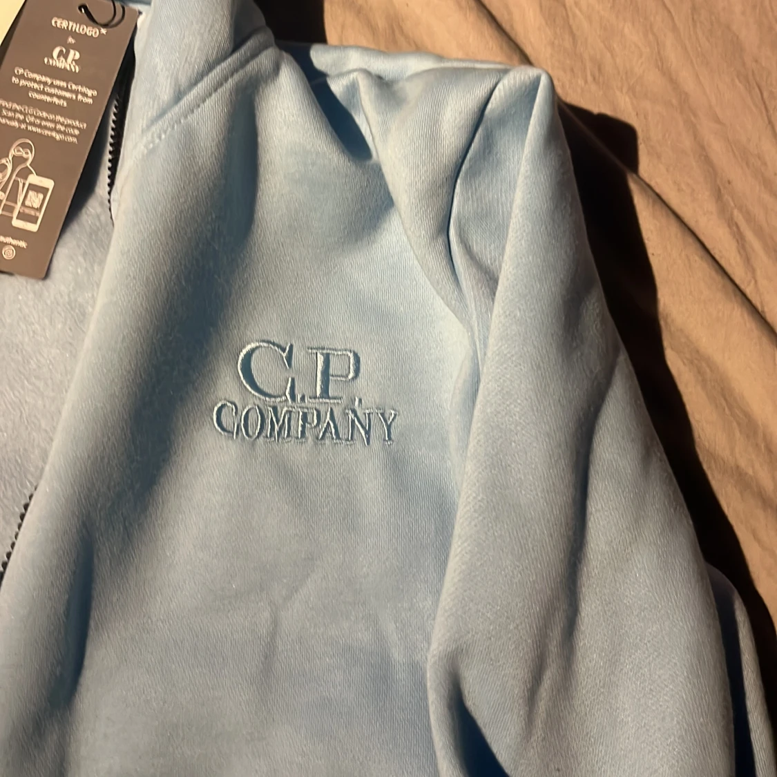 Ljusblå hoodie med goggles från C.P. Company - 2