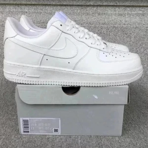 Nike Air Force 1 Low helvita sneakers - Säljer ett par klassiska Nike Air Force 1 Low i helvitt skinn. Ikonisk siluett med rund tå, platt sula och snygga snörningar. Perfekt för dig som gillar stilrena sneakers med clean look och vill ha ett par som funkar till allt. Storlek EUR 43. Boxen kommer inte med!