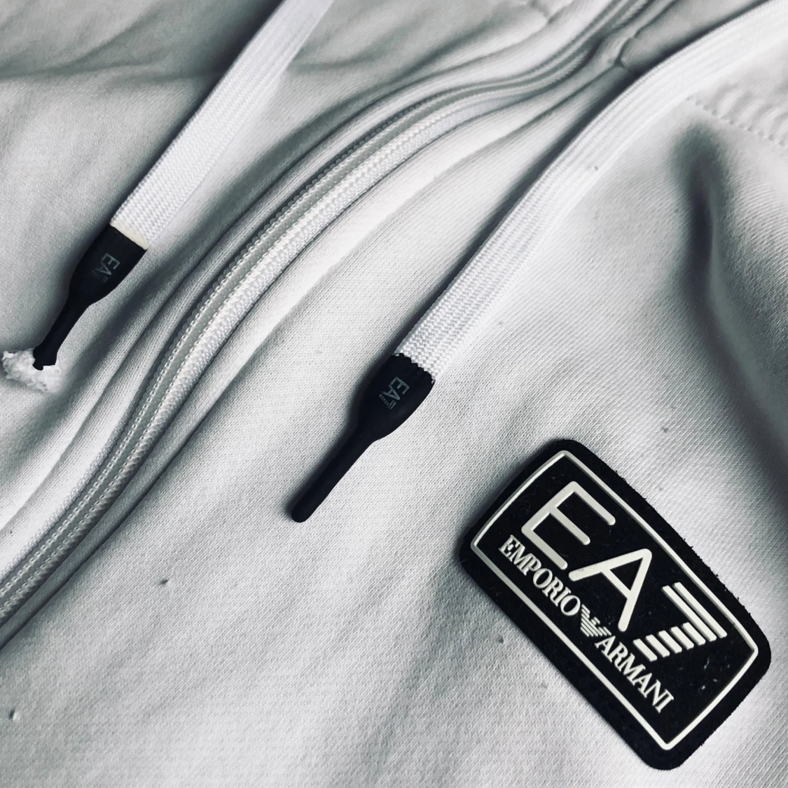 Vit hoodie från EA7 Emporio Armani - 3