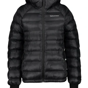 Svart PeakPerformance jacka dam - Väldigt bra skick den är svart men färgen kan se  annorlunda ut pga ljuset. Den är perfekt till vintern och håller värmen. Det är endast några få defekter, ett väldigt litet hål på högra armen och  sminkfläckar i luvan som inte syns när jackan är på (fläckarna går nog att få bort) annars är den väldigt bra skick. Storlek s Original pris är 3199 kr på stadium där den är köpt.