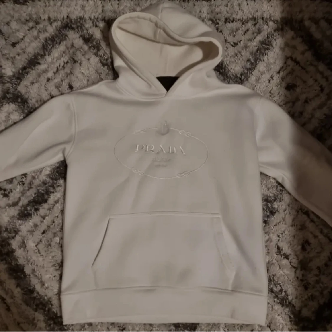 Vit hoodie från Prada med broderi
