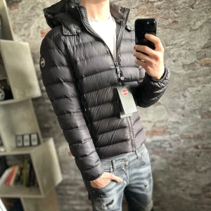 Colmar Jacka - Mycket fint skick, inga defekter, tags medföljer! Storlek 48/S, passar dig som är mellan 170-180cm ungefär. Nypris ca 5000kr. Modellen är 185 cm, 79 kg. Passar bra nu till vintern. Skriv för mer information!🤝