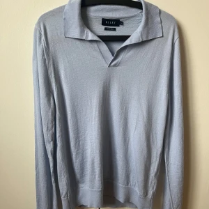 Riley tröja Merino wool - Säljer denna Riley tröja i otroligt fint skick, använd bara några fåtal gånger. Tröjan är gjord av Merino ull och är så gott som ny. Mått: från axel till axel 45 cm, från axel till midja 71 cm. Pris går att diskutera vid en snabb och smidig afffär. Vid fler frågor eller funderingar hör av er privat!