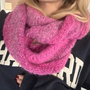 Halsduk - Egenstickad halsduk i härligt garn. Snurrad på varav på bilderna🩷