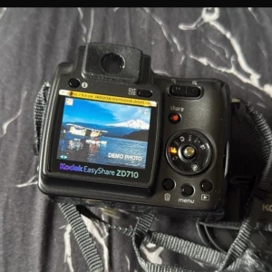 Kodak EasyShare ZD710 - Kodak EasyShare ZD710 digitalkamera med Schneider-Kreuznach-objektiv och bildstabilisering. Kameran är i gott skick med mindre yttre slitage, fungerar som den ska. Perfekt för dig som vill ha en pålitlig kamera för vardagsfotografering. Rem och objektivlock medföljer.