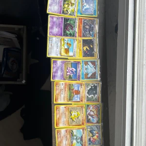 Pokémonkort samling (2004-2016) - Cool samling av klassiska Pokémonkort från 2004-2006! Perfekt för dig som älskar nostalgi, samlar eller vill spela med vänner. Här hittar du favoriter som Machop, Sandshew, Typhlosion och många fler. Korten är i plastfickor och redo för ditt nästa äventyr!