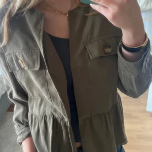 Grön jacka  med volangdetalj - Säljer en skit snygg grön tunnare ”jacka” ifrån zara!! kommer inte längre till användning. Jackan är som ny inga skador alls💕storlek 32/ xs/s