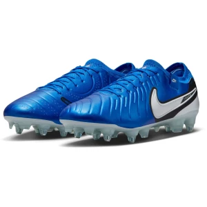 Blå Nike Tiempo fotbollsskor - Snygga blå Nike Tiempo fotbollsskor med vit swoosh och svarta detaljer. Skorna har snörning och är tillverkade i syntetmaterial med mönstrad ovandel för extra grepp. Perfekta för dig som vill sticka ut på planen!