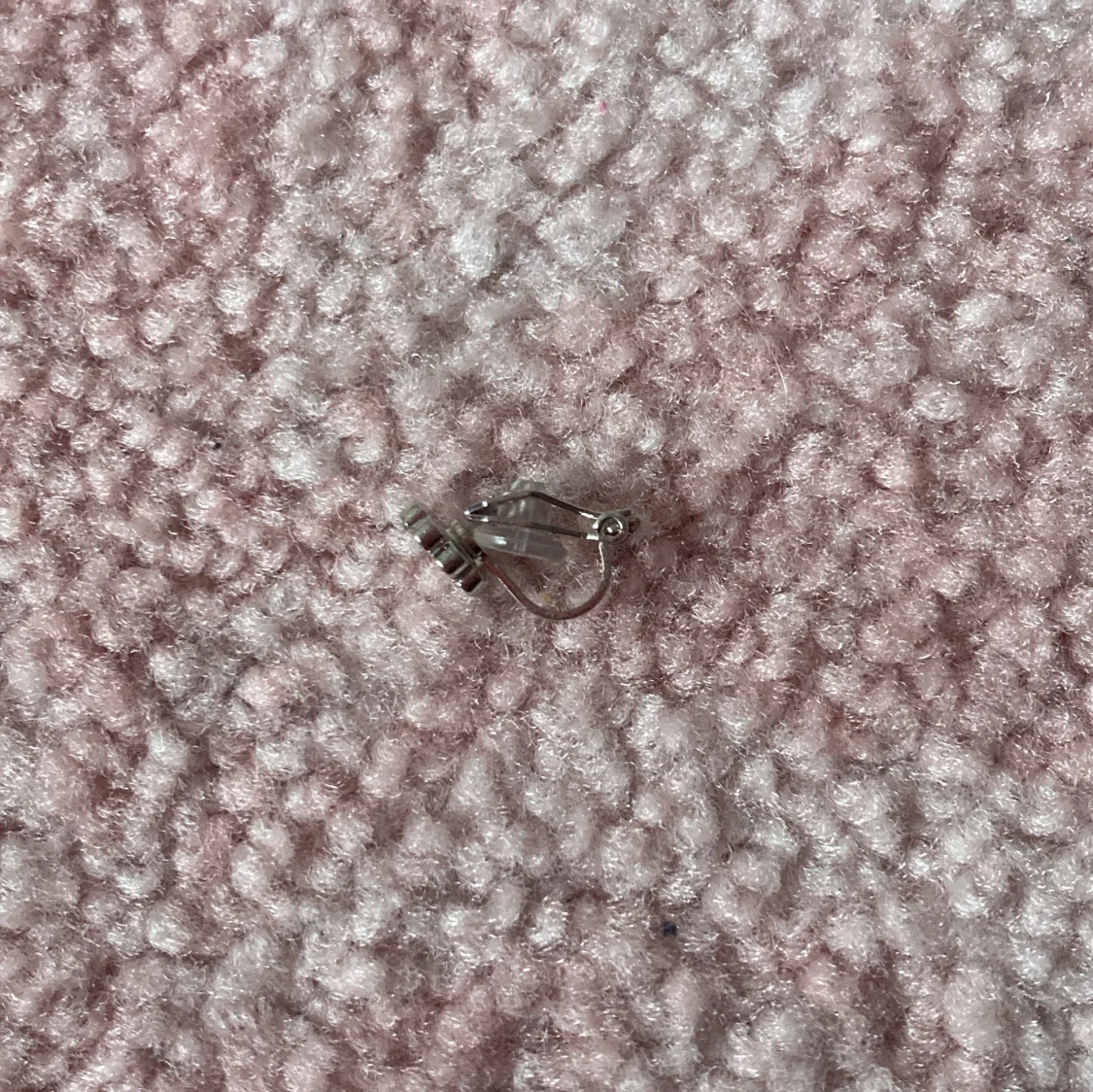 Söt clipsörhänge med blomma i silver och rosa - 1