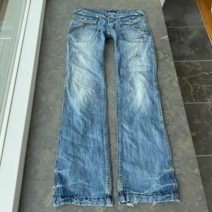 Lågmidjade jeans y2k - Jättesnygga low waist jeans från BikBok coutoure💕köpta på plick innan och säljer då dom inte passar mig längre tyvärr😪 skriv privat för mått💕