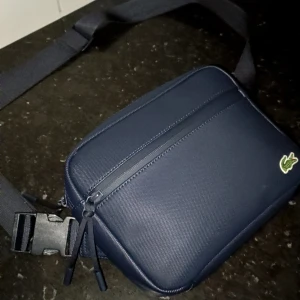 Mörkblå axelväska från Lacoste ÄKTA med kvitto kvar  - Helt ny