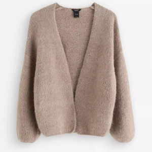 Beige stickad kofta från Lindex - Mysig och loose beige stickad kofta från Lindex med långärmad design och öppen framtill. Perfekt för lager-på-lager och chill dagar. Koftan har en enkel, clean look och är supermjuk mot huden. Skriv innan köp!