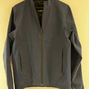 Mörkblå jacka från Sail Racing - Jacka från Sail Racing. Skick-8/10. Mitt pris-799kr.