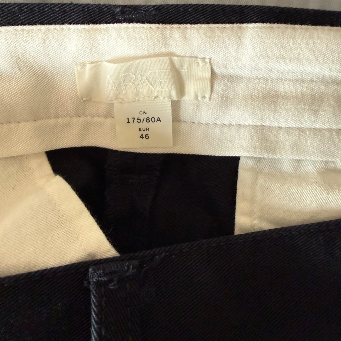 Svarta byxor från ARKET, strl 46 - 2