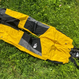 Skidbyxor  - North face goretexbyxa Byxan är i fint skick förutom att det är hål i snölåsen. Förmodligen från pjäxor