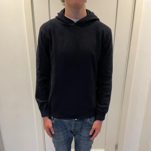 Oscar Jacobsson hoodie - Säljer nu denna Oscar Jacobsson hoodie, skriv för fler bilder/frågor🙌🏼