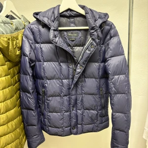 Massimo Dutti vinterjacka  - Massimo Dutti vinterjacka Storlek S Väldigt fint skick  Jag på bild är 182 väger 76, lite liten på mig