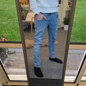 Dondup jeans - Snygga jeans med slitningar från Dondup, storlek 31. Skriv om du undrar något! 🤩                 Ytterbenslängd: 93 cm.                                               Midja: 41 cm.