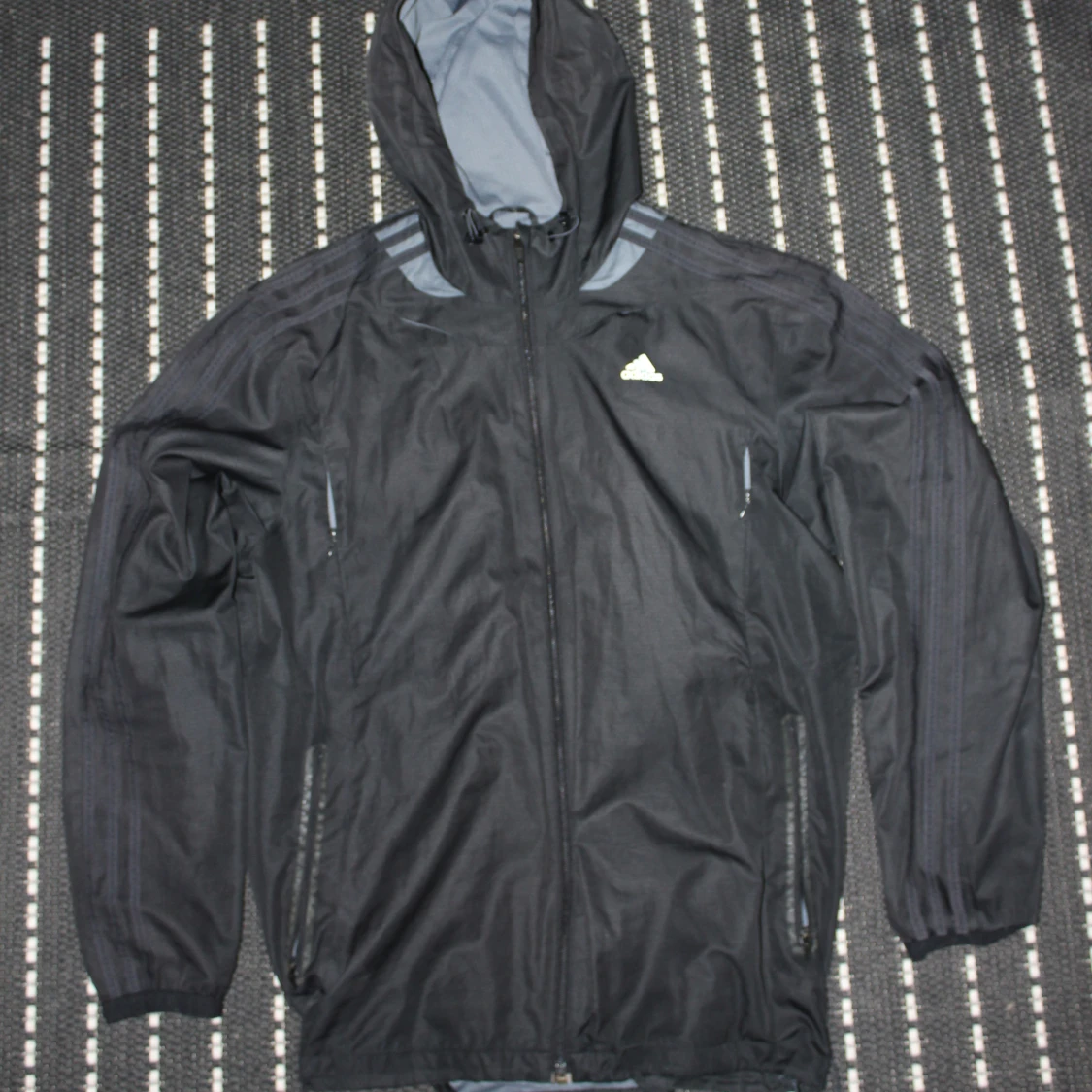 Svart vindjacka från Adidas