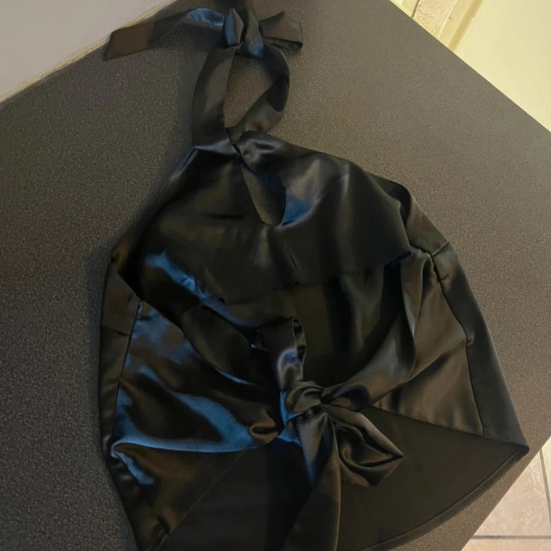 Svart axelväska med knytband - 1