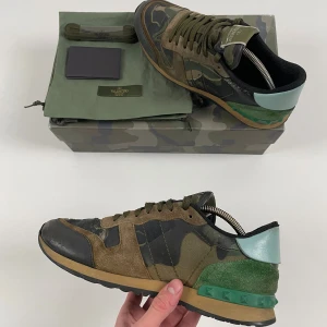 Valentino Rockrunners Skor - Valentino Rockrunner Skor | Detta är marknadens fetaste, populäraste & mest eftertraktade sko inför våren! | Skick 9/10, OTROLIGT BRA! | Storlek 40, men passar nog även 41 då de är lite större i storleken enligt oss | Inget medföljer | Priset är alltid diskuterbart vid snabb affär! | Nypris 8515kr | Hör mer än gärna av dig vid minsta möjliga fråga eller fundering så svarar vi med glädje! | GardeGrisch - Registrerat företag 😄