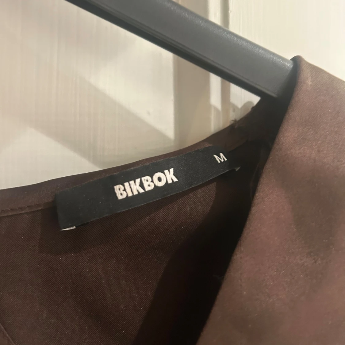 Brun omlottopp med knyt från Bikbok - 2