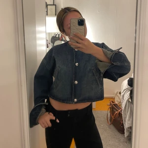 Kort jeansjacka - As snygg kort denim jacka i bra skick💕