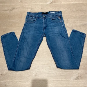 Replay Anbass - Säljer ett par Replay jeans i modell anbass, jeansen är i mycket bra skick, storlek 29/32.