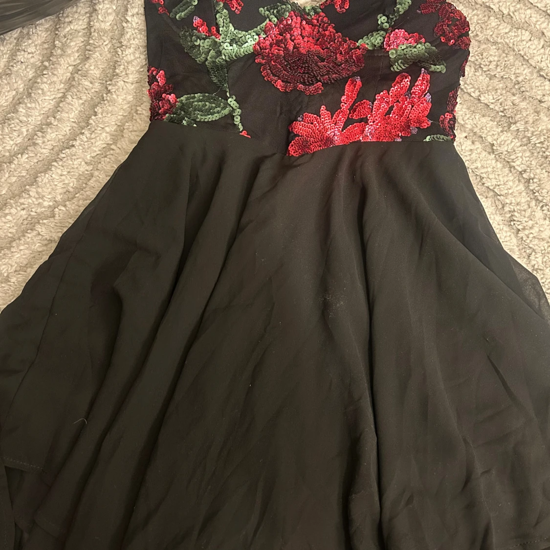 Svart kort klänning med paljettblommor