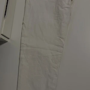 Vita jeans från Gina Tricot perfect jeans, strl 38 - Snygga vita jeans från g perfect jeans i storlek 38. Klassisk femficksmodell med silverfärgade detaljer och dragkedja. Jeansen har rak passform och är tillverkade i mjukt bomullsmaterial. Perfekta för dig som gillar stilrena och fräscha looks. Använde väldigt sällan.