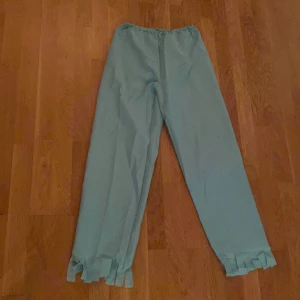 Zombie Doctor / Läkar-kostym – Halloween 🎃 - Säljer en zombie-läkarkostym i bra skick. Perfekt till Halloween, maskerad eller temafest. Setet innehåller byxor, överdel/rock och handskar (se bilder). Bloddetaljer är en del av designen. Endast använd en gång.  📏 Storlek: 160 (14-16) 💨 Skick: Bra 📦 Kan skickas eller mötas upp