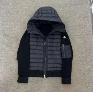 Moncler cardigan - Hej! Jag säljer nu min moncler cardigan, skicket är 9,5/10 den är andvänt väldigt sparsamt och lite, andledningen varför den säljs är pågrund av att jag ändrade min personliga stil så har jag inte mer behov av den  längre. Storleken är M med den passar som s .Den är äkta och köpt ifrån en butik i Sthlm som heter Nk, priset är hugget i Sten hör av dig vid minsta lilla fundering! 🙌😄
