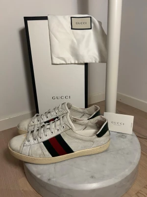 Feta vinterpjäx❄️ - sneakers i vitt skinn med klassiska röd och grön rand på sidan. Rund tå, snörning och platt sula. Snygg retrostil med beige yttersula och svart detalj vid hälen. Kommer med originalkartong och dustbag.