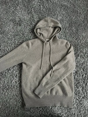 Cashmere hoodie från soft goat - En extrem mysig och skön hoodie från soft goat. Tröjan är i 100% cashmere vilket gör den extremt lyxig, varm och bekväm!