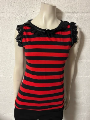 Topp med spets fr Poizen stl M/L - Topp med spets fr Poizen. Storlek S/M. Material i lite stretchig bomullstrikå.