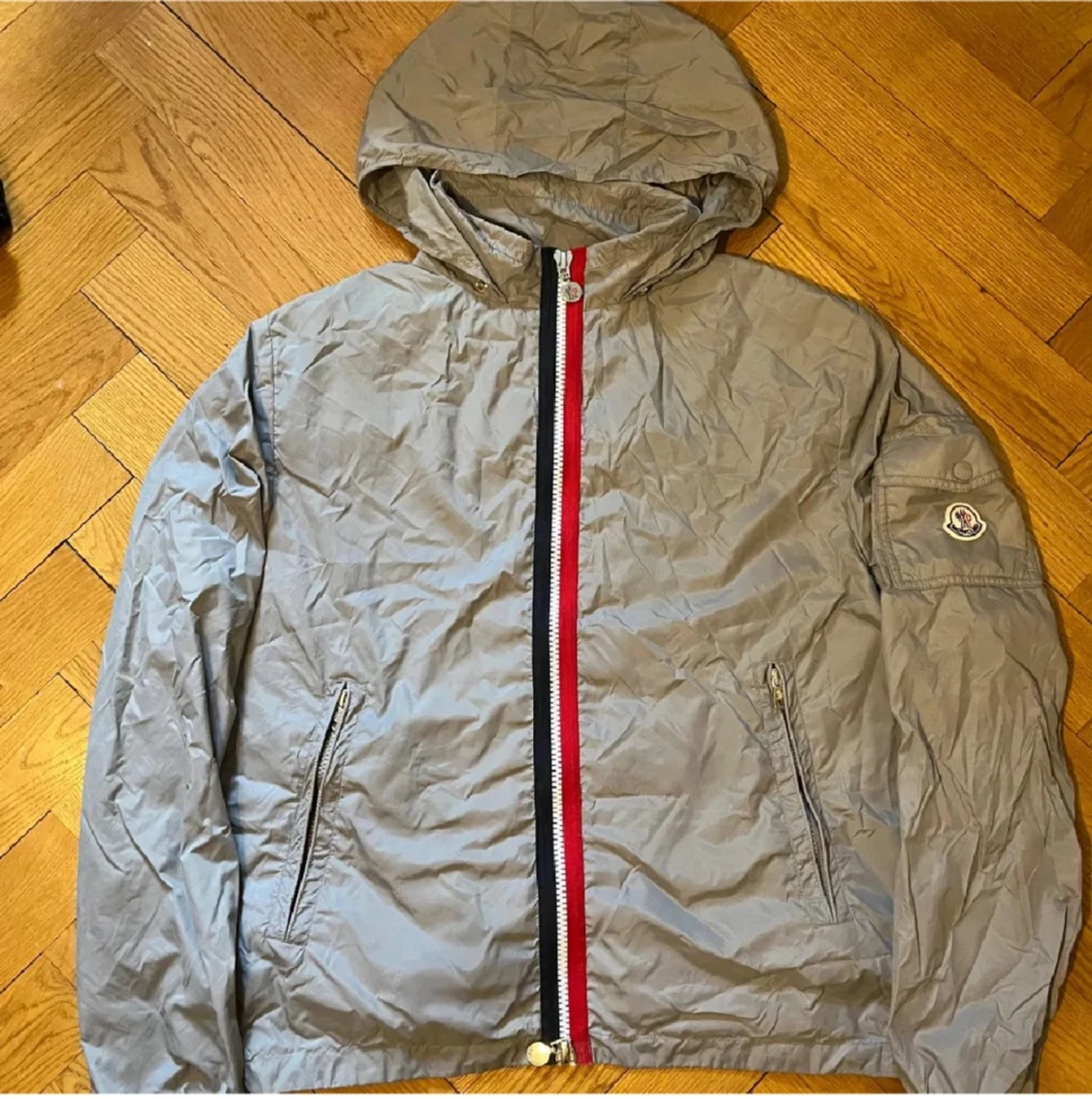 Grå vindjacka från Moncler med huva