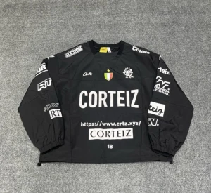 Svart vindjacka från Cz - Svart vindjacka  med vita tryck och loggor över hela jackan, både fram och bak. Jackan har rund hals, långa ärmar med resår vid muddar och flera coola grafiska detaljer. Perfekt för dig som gillar streetwear och vill sticka ut.Kan skicka 7-18 mer bilder privat 