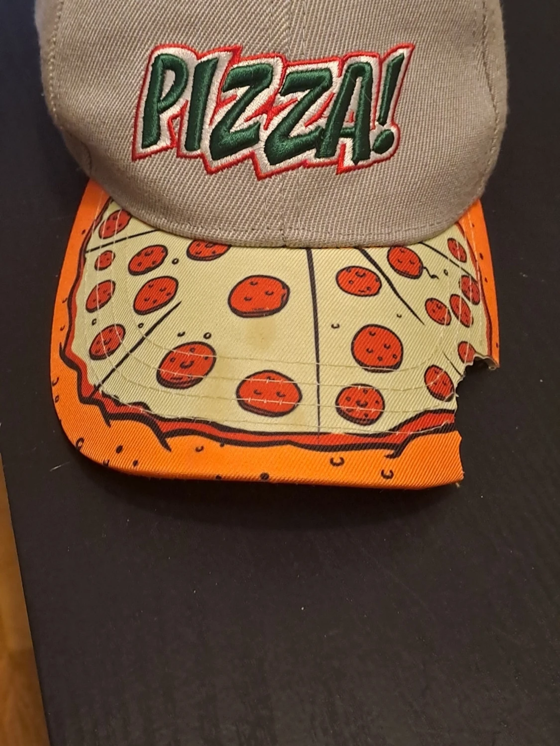 Grå pizza-keps med broderi - 1