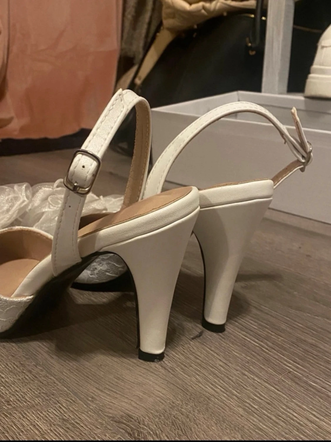 Vita klackskor med rosett  - 2