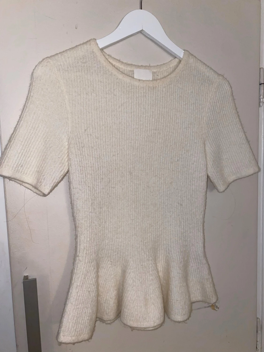 Beige stickad topp med volangkant - 1