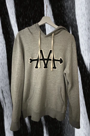 Armed Angels hoodie - Unik amredangels hoodie som får dig att sticka ut lite, bra passform som är true to size. Mitt pris endast 199. Du kommer aldrig hitta en likadan för den är väldigt sällsyn. Ställ frågor om du undrar något!