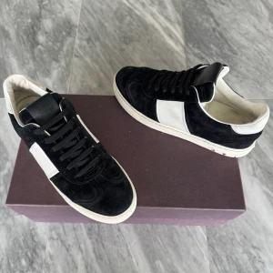 Valentino Flycrew skor  - Valentino Flycrew skor - Skick: Använda fåtal gånger, 4 nitar av - Tillbehör: Valentino dustbag - Nypris: 6000kr - TrendWardrobe