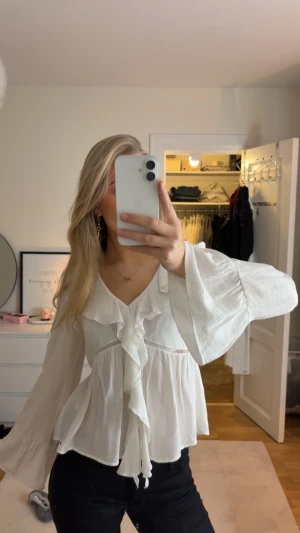 Vit blus - Säljer denna otroligt fina blus jag köpte i somras! Den kom aldrig till användning och därav säljer jag den. Skriv privat för fler bilder/frågor🩷