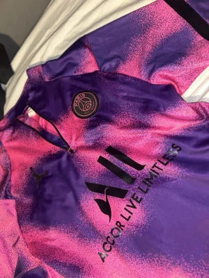PSG Träningsset - Rosa/lila/svart träningsset med PSG logga och accor live limitless sponsor. Väldigt skön och snygg till alla sammanhang. Inte använt den så mycket och den är ganska nyköpt, och i väldigt bra skick. Pris kan diskuteras!