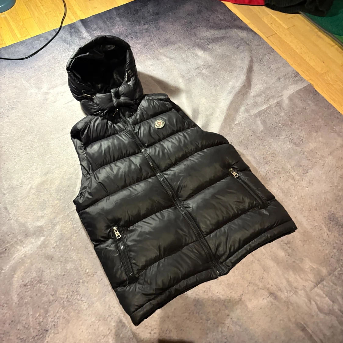 Svart dunväst från Moncler med huva