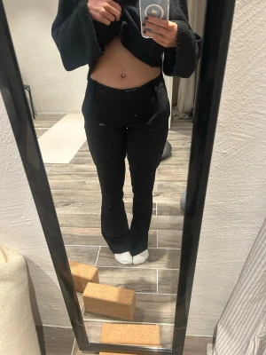 Svarta bootcut kostymbyxor - Superfina kostymbyxor ifrån bikbok! Endast använda några gånger, säljer endast då dom är för stora 🩷fint skick!!