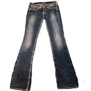 lowwaist bootcut jeans - jättesnygga bootcut y2k jeans !! köpte secondhand i usa i sommras men de är lite för stora för mig🤍