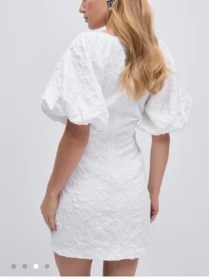 Vit kort klänning med puffärm - Säljer denna otroliga klänning med puffärmar💕helt slutsåld på ginas hemsida! inga defekter