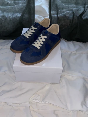 Blå Maison Margiela  sneakers - Säljer nu mina blå Maison Margielas. Storlek 43 och bra skick på dom. Har ej kvitto därför är dom så billiga