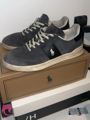 Grå sneakers från Polo Ralph Lauren -  Säljer ett par feta grå sneakers från Polo Ralph Lauren som är använda max 5 ggr, därav väldigt fint skick! Köpta på zalando för 1800kr för ca 4 månader sedan, kvitto finns! Kan tvättas upp med mocka kit och sulor om önskan! Enda tecknet på användning är att det är lite creasade men inget som märks när man går, fråga om bild isf. Pris diskuterbart! Inga byten! Box följer med vid rimligt pris!